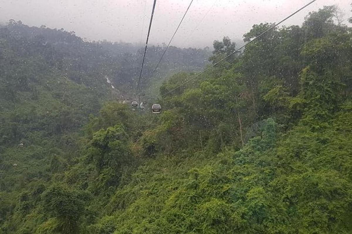 skupina lidí jedoucí na zipline v horách