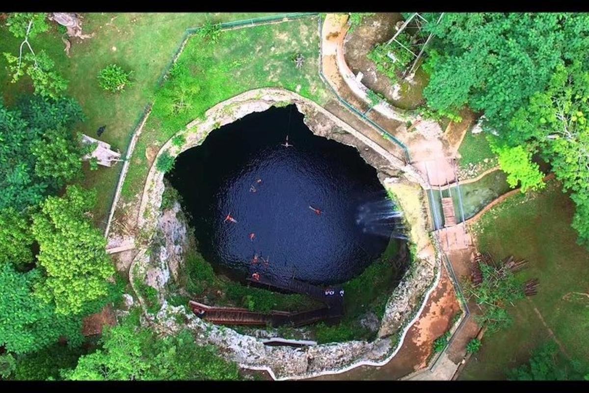 o vedere aeriană a unui bazin mare de apă
