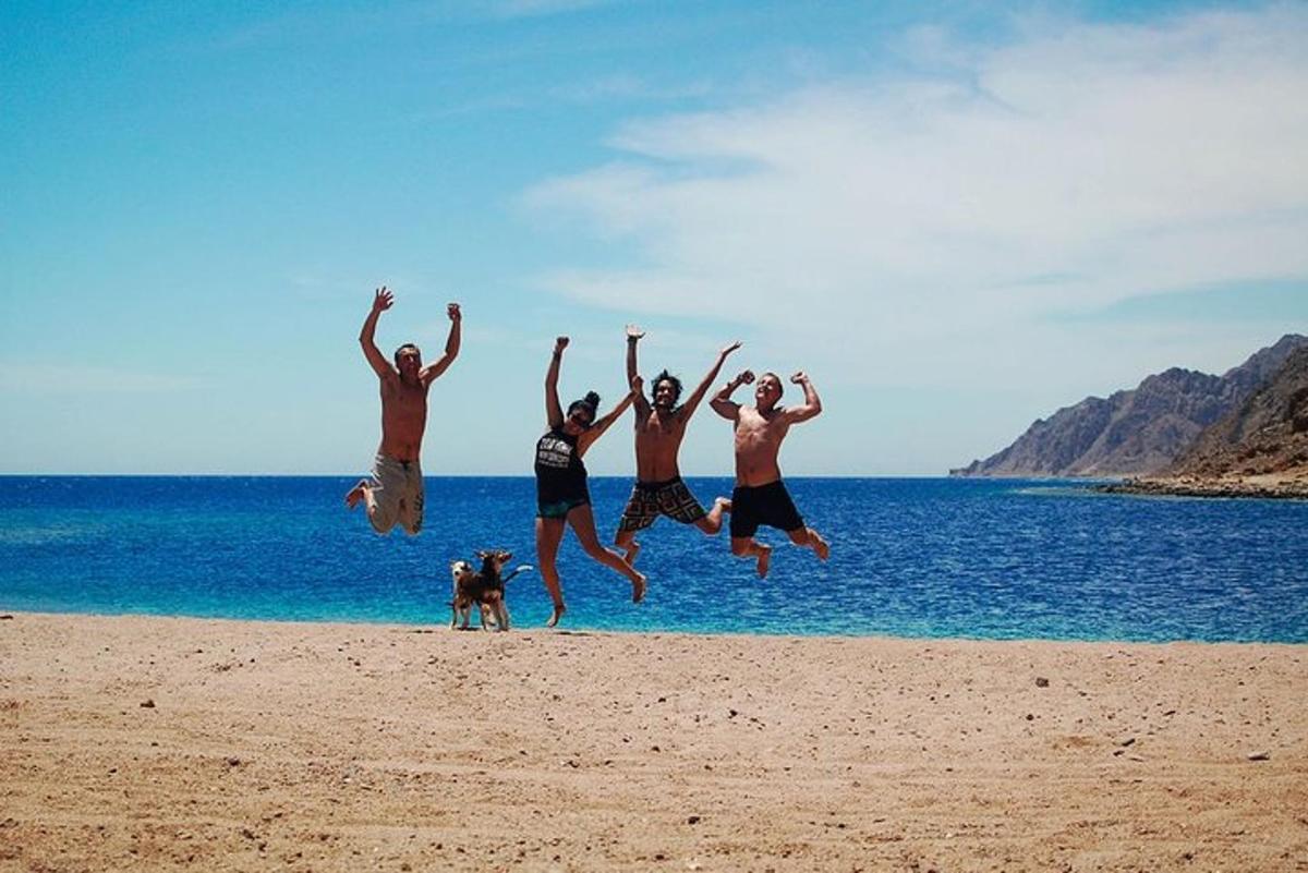 un gruppo di persone che saltano in aria sulla spiaggia
