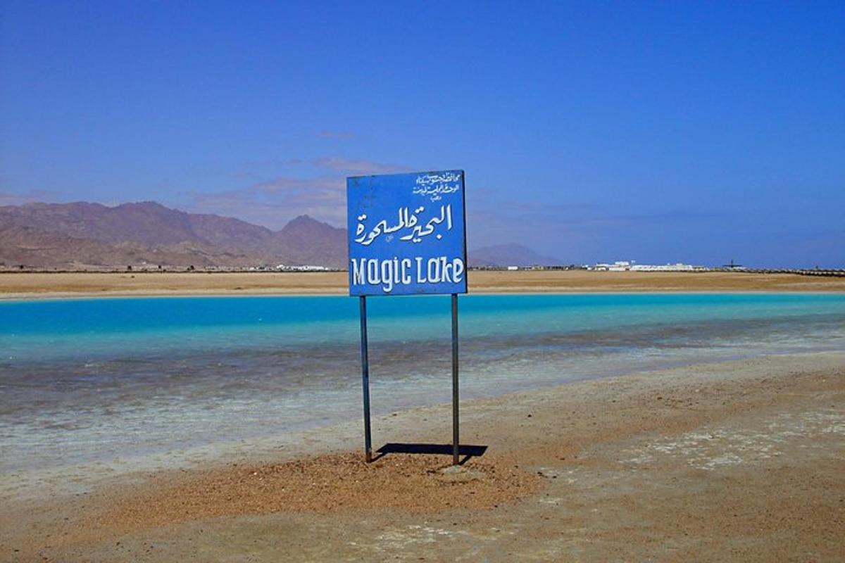 un panneau bleu au milieu d'un plan d'eau