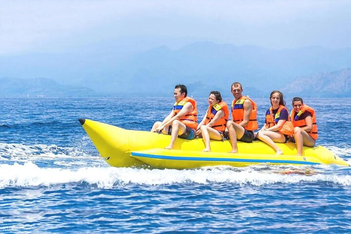 một nhóm người đang đi trên bè màu vàng trên mặt nước