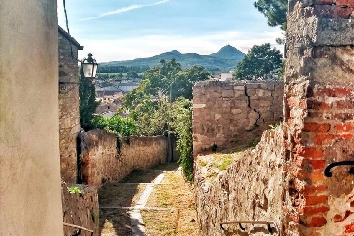 Un callejón en un edificio antiguo con una farola.
