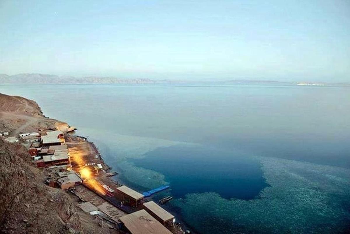 una vista aerea di un grande specchio d'acqua