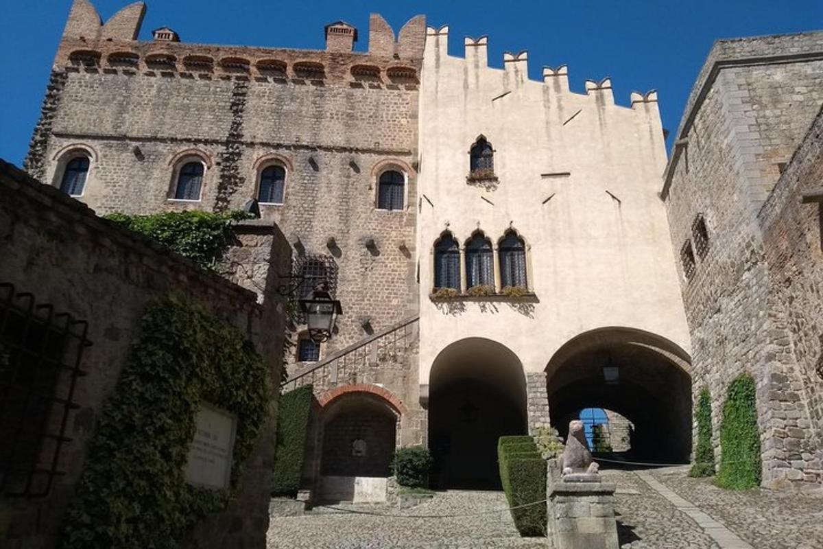 Un gran castillo con una estatua delante de él.