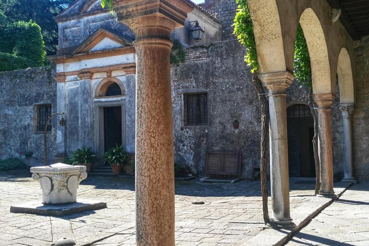 Un edificio de piedra con una estatua delante.