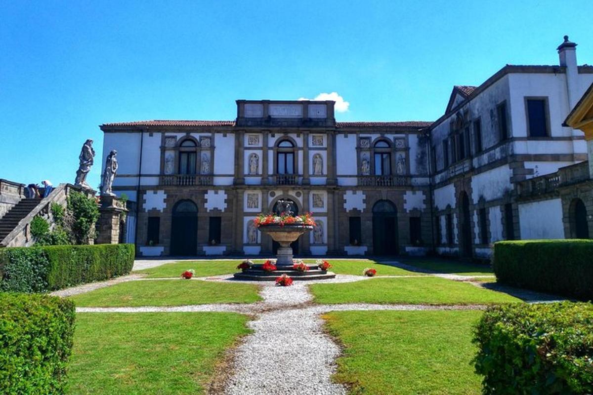 una casa grande con una fuente en el patio