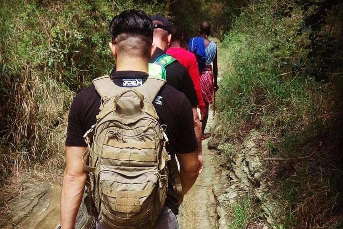 un grupo de personas caminando por un sendero de tierra