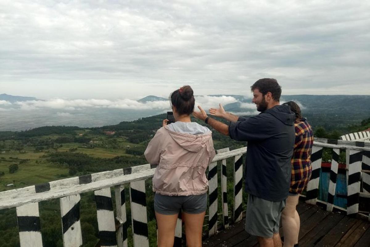 Un hombre y una mujer de pie en lo alto de una torre