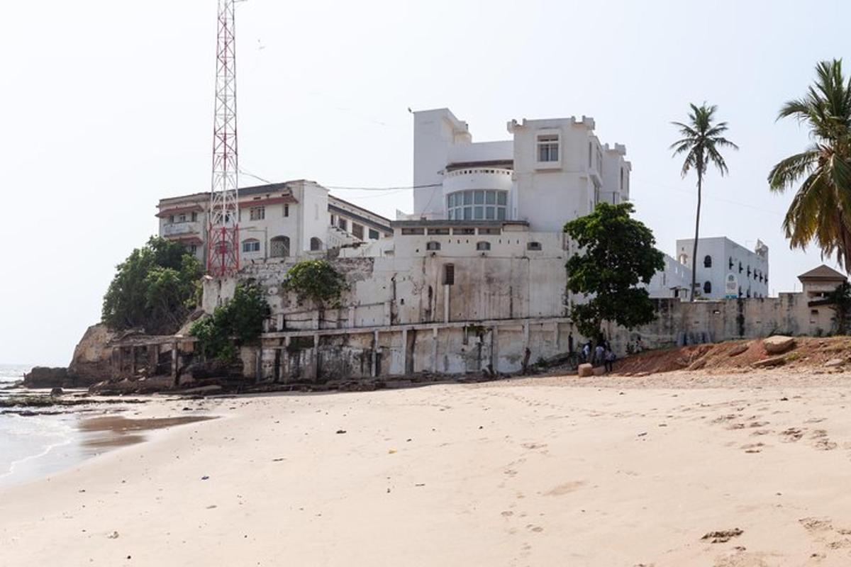 sebuah bangunan lama di pantai berhampiran lautan