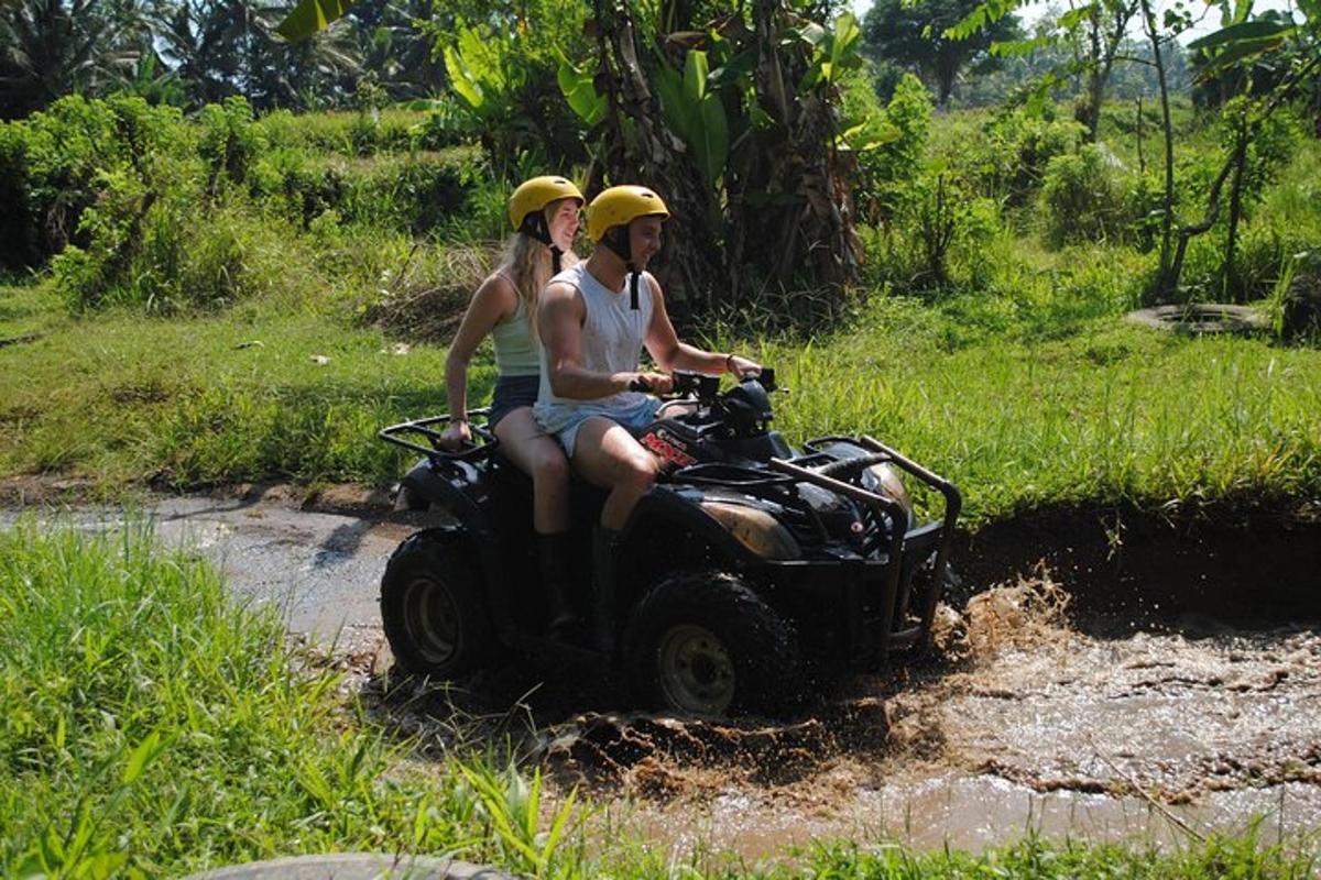 kaks naist sõidavad ATV-ga mudas