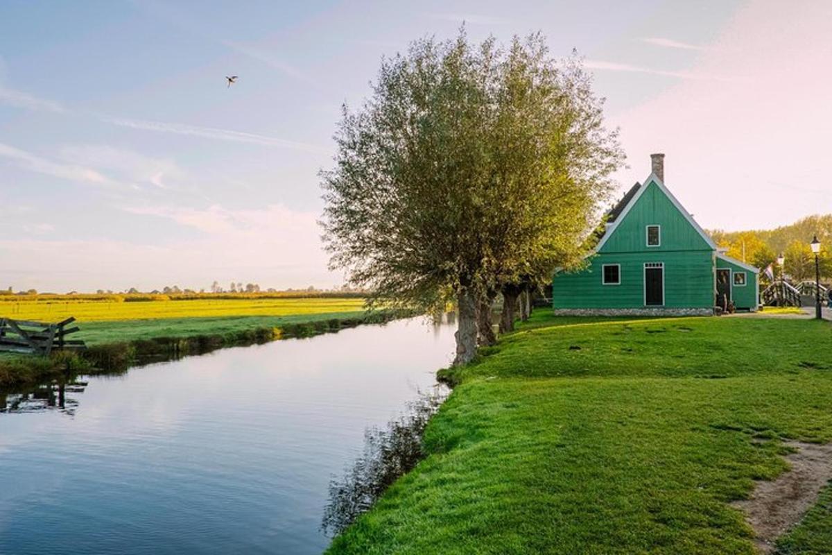 una casa verde al lado de un río