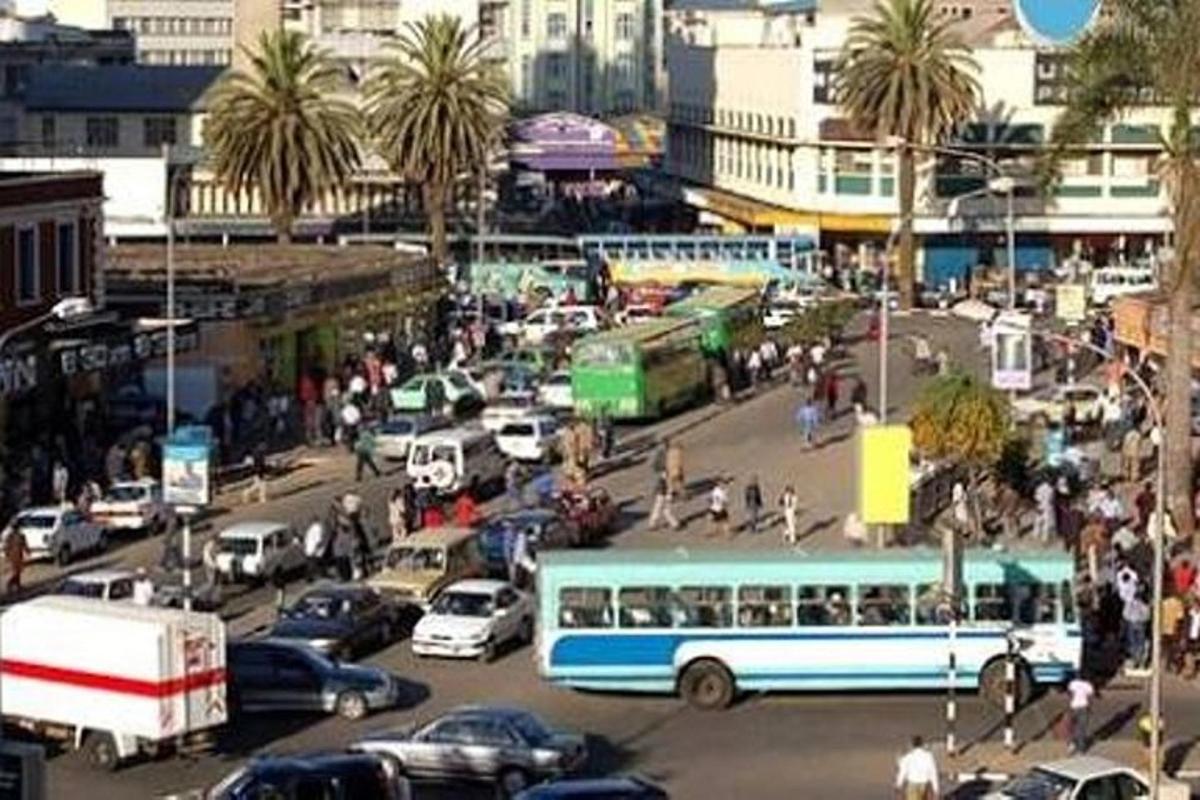 ένας πολυσύχναστος δρόμος της πόλης με αυτοκίνητα και λεωφορείο