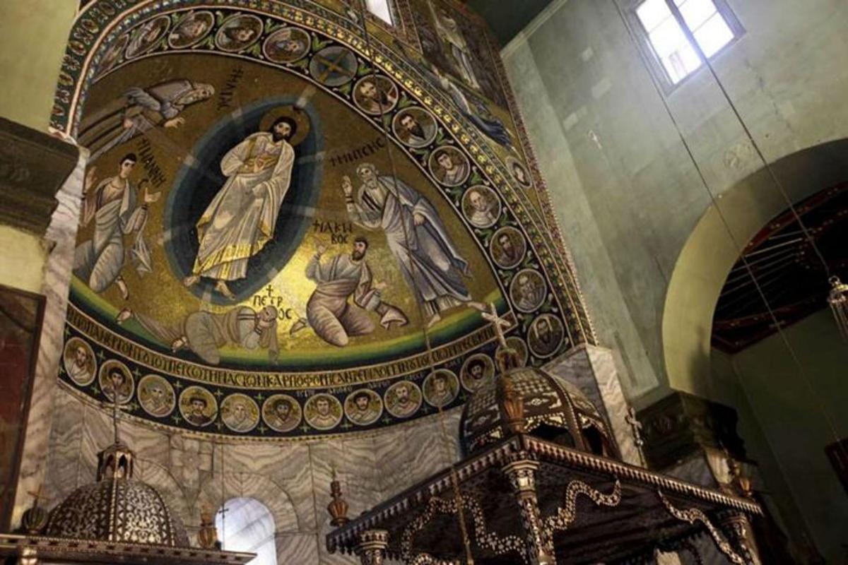 ένα δωμάτιο με έναν πίνακα στον τοίχο ενός κτιρίου