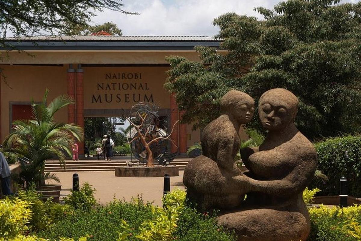 patung dua orang di hadapan muzium