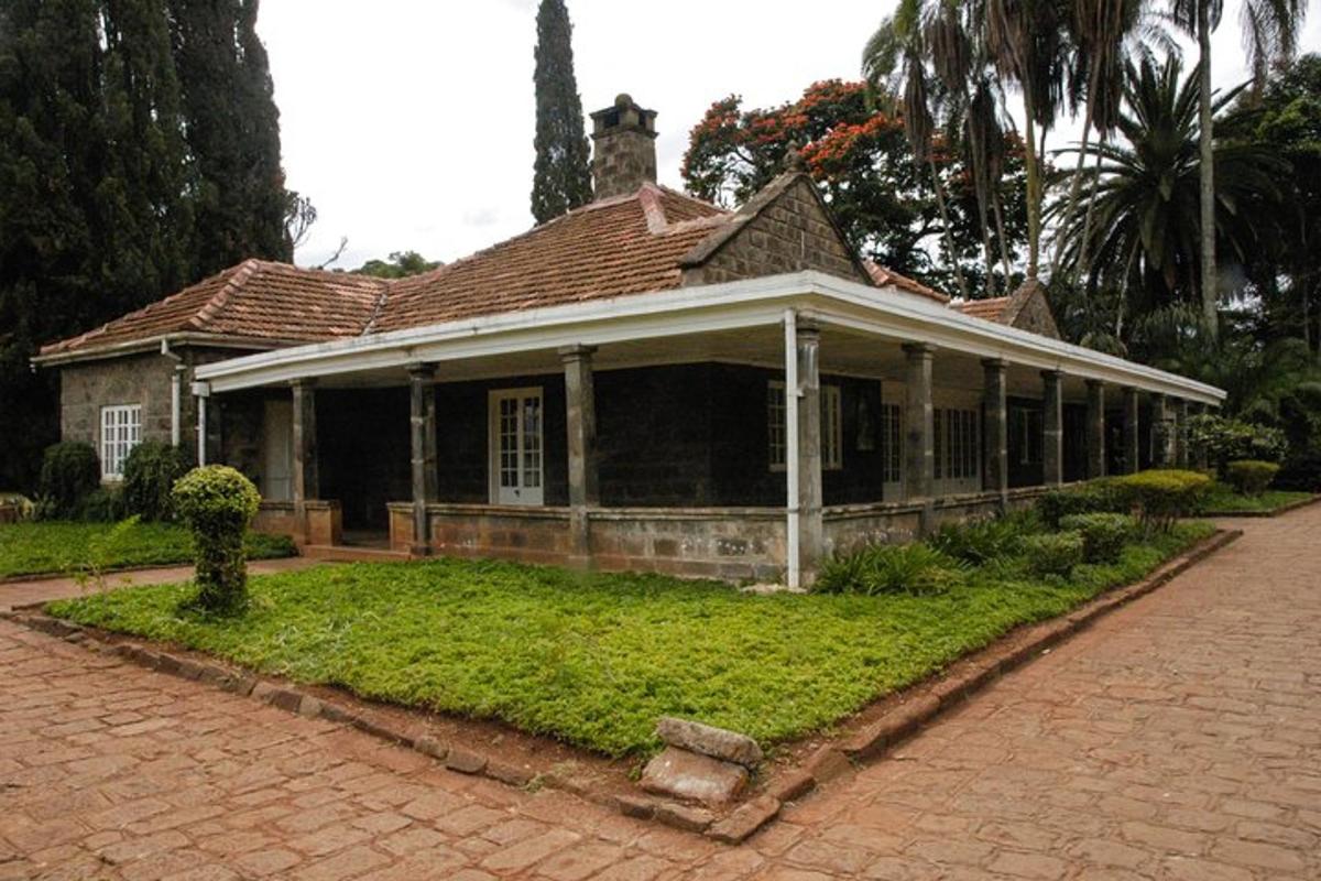 Una casa antigua con una entrada de ladrillos al frente.