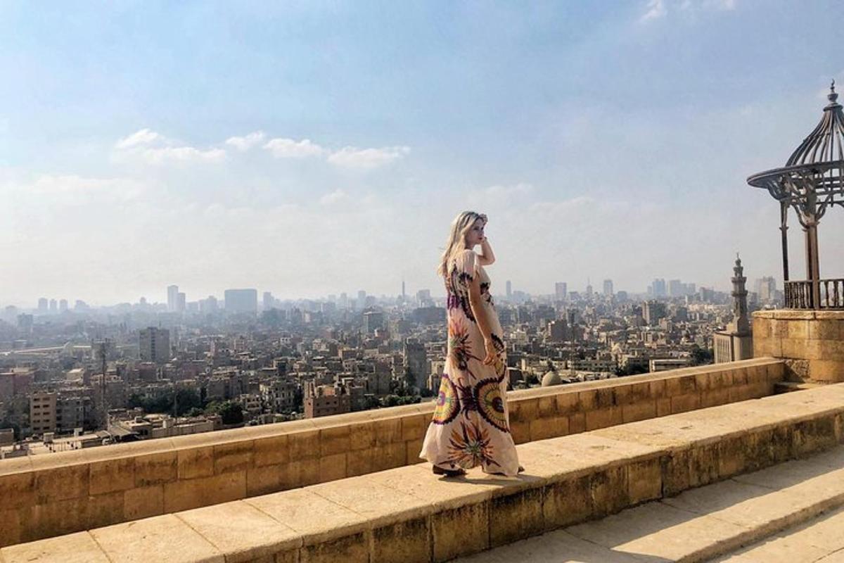 אישה עומדת על מדף ומביטה על עיר