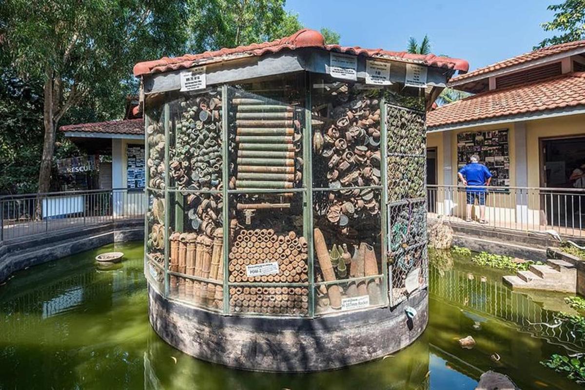 una jaula de pájaros en el agua cerca de una casa