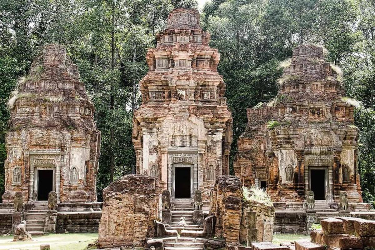 背景に木々がある石造りの建造物のグループ