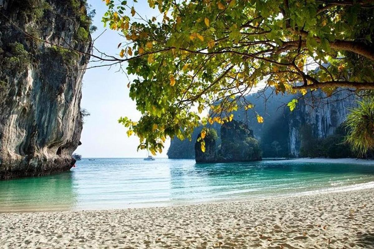 una playa con algunas rocas en el agua
