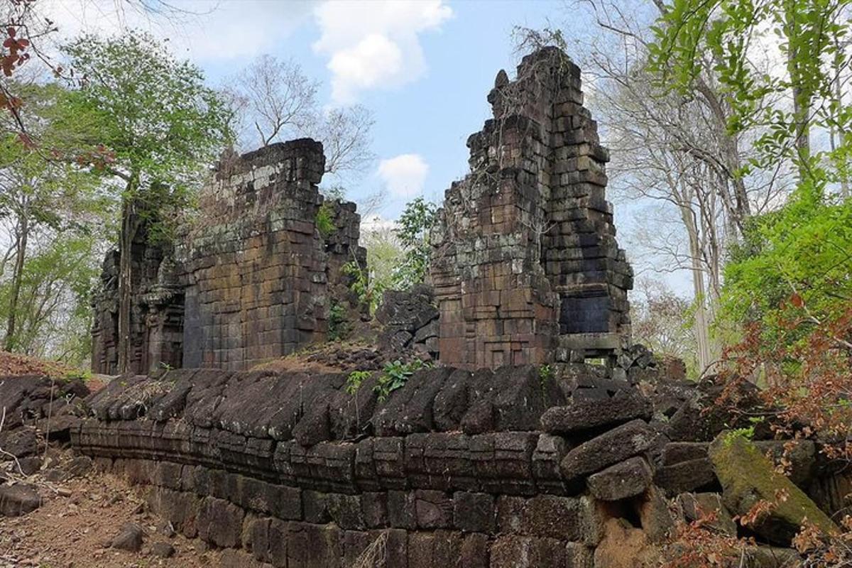 sebuah bangunan batu tua yang terletak di atas bukit