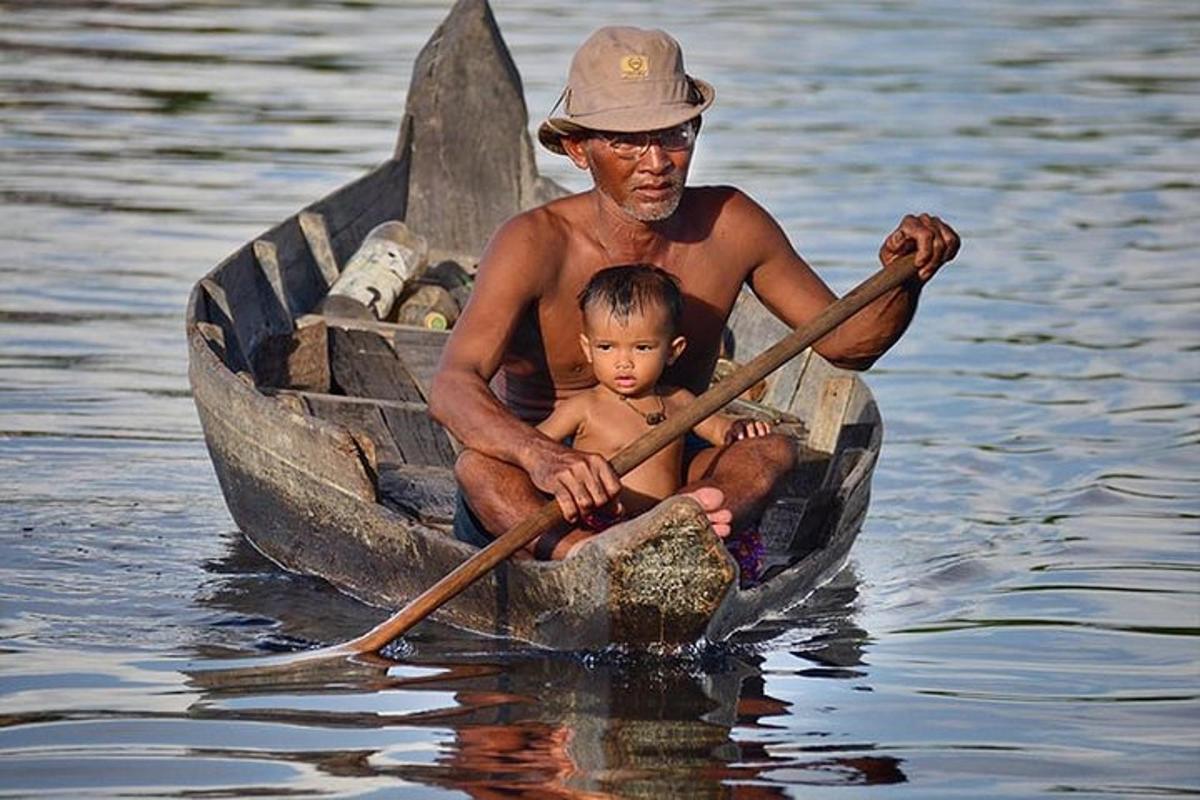 Un hombre y un niño en un bote en el agua