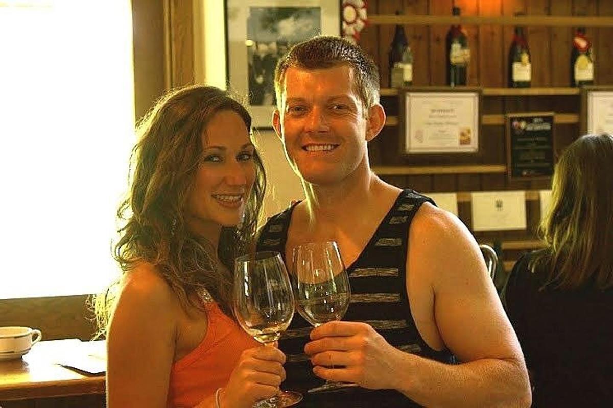 moški in ženska držita kozarce za vino