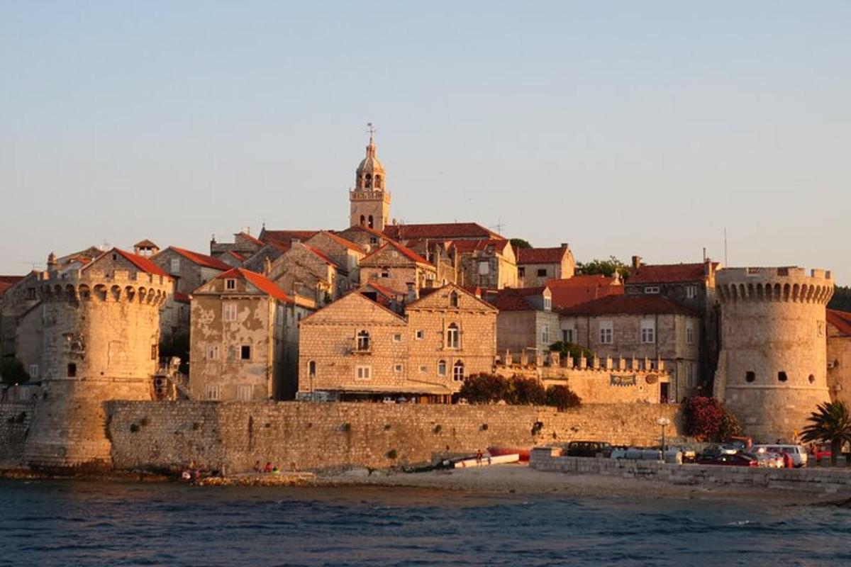 um grupo de castelos na costa da água