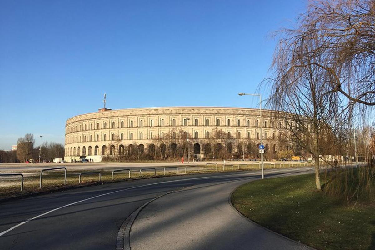 suur hoone tee ääres