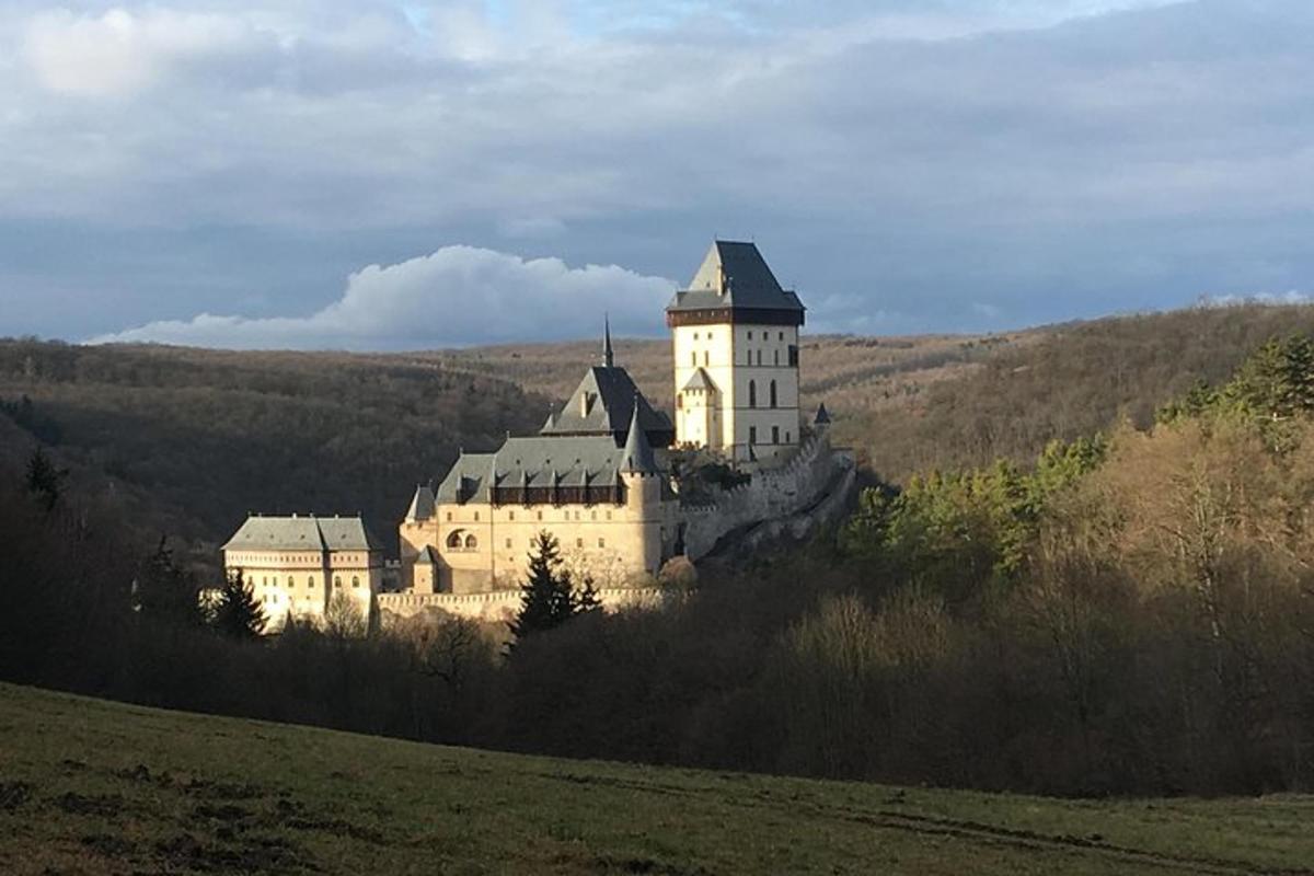 veľký hrad týčiaci sa na vrchole kopca