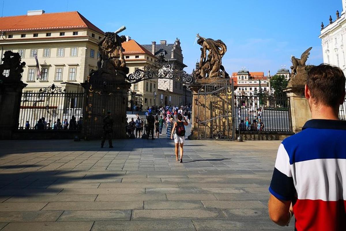 чоловік стоїть перед воротами
