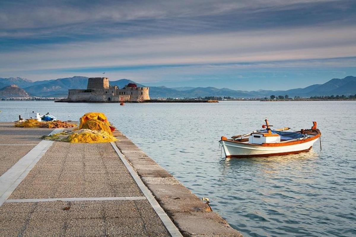 una piccola barca ferma nell'acqua accanto a un molo