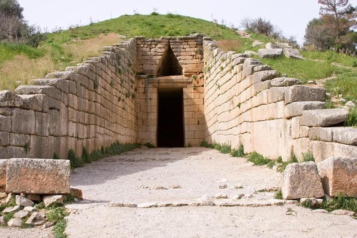 un muro di mattoni con una porta al centro