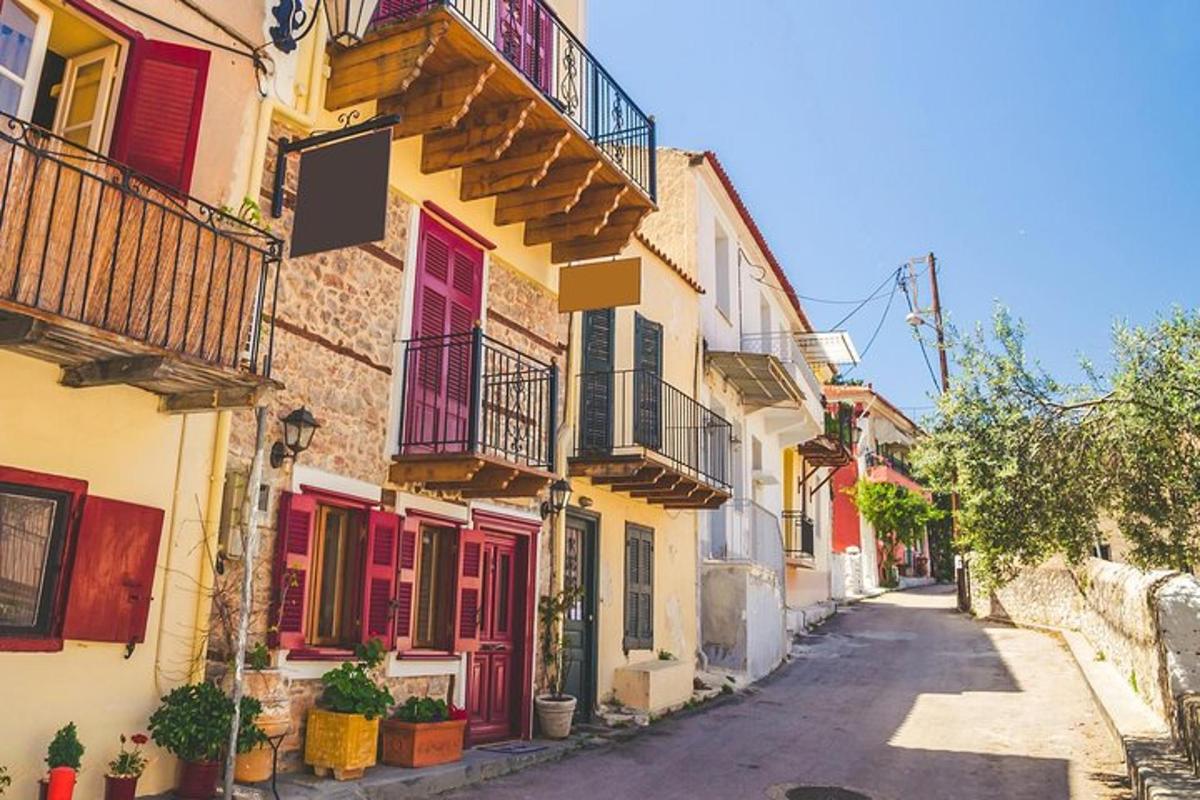 un vicolo con porte colorate e balconi su un edificio