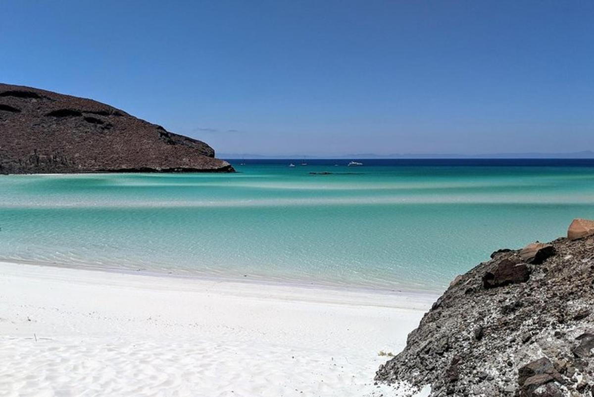 una playa con una gran masa de agua