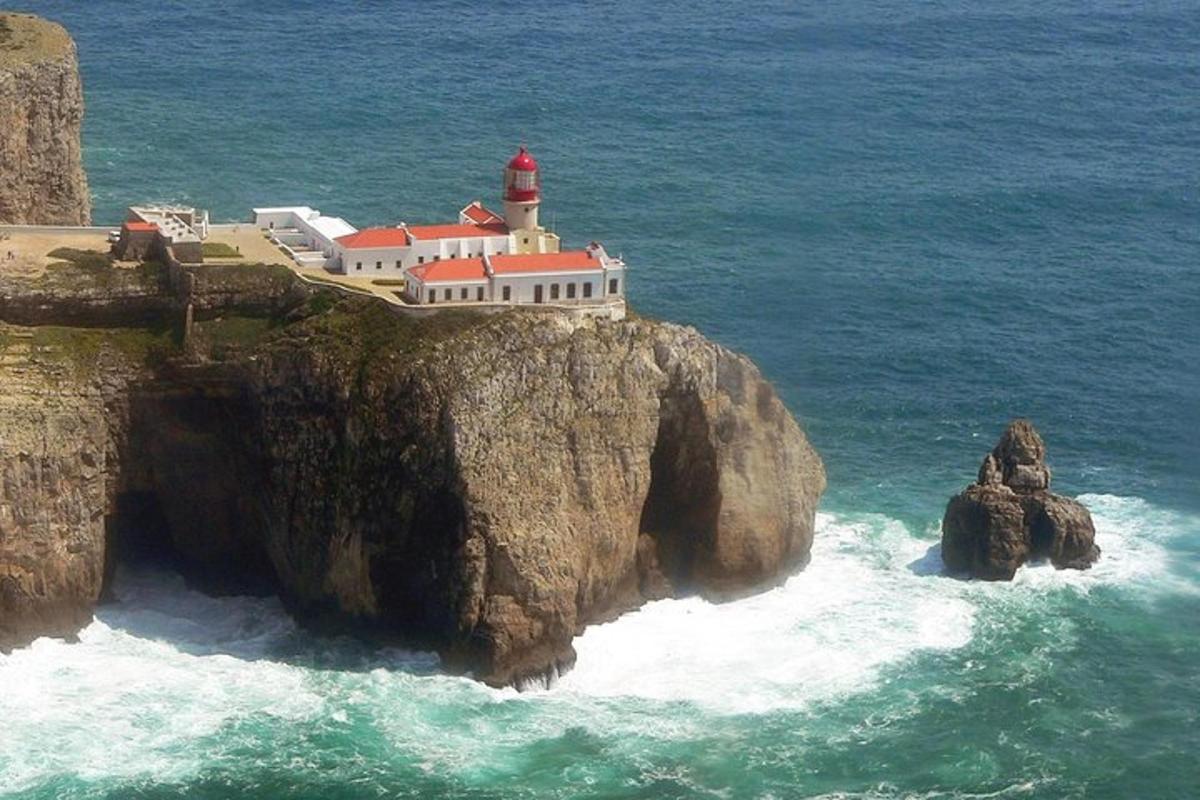 svetilnik na vrhu pečine v oceanu