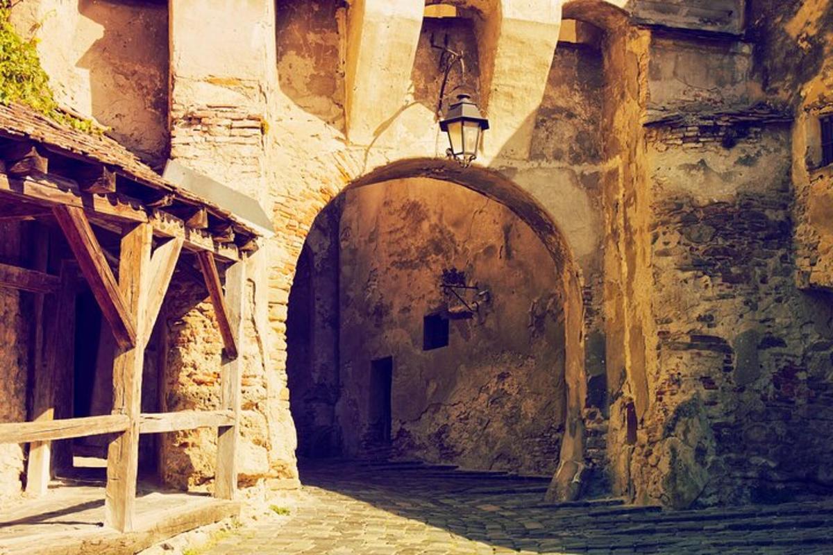 ένα σοκάκι σε ένα παλιό πέτρινο κτίριο με μια λάμπα