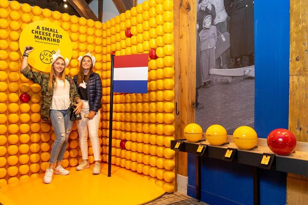 twee meisjes staan voor een muur van sinaasappels