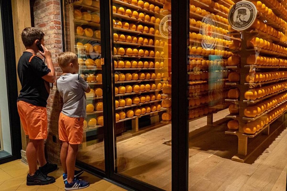ein Mann und ein kleiner Junge schauen in eine Vitrine
