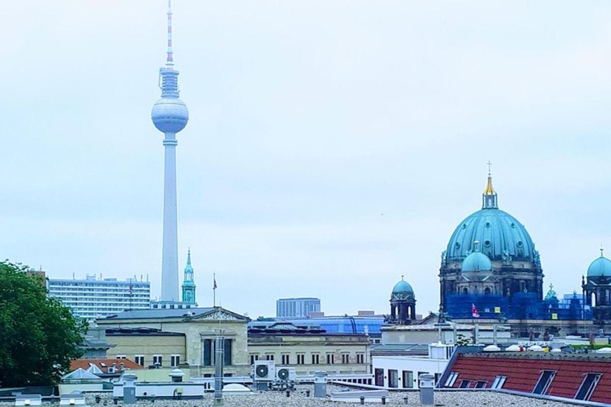 una vista di una città con una torre della televisione sullo sfondo