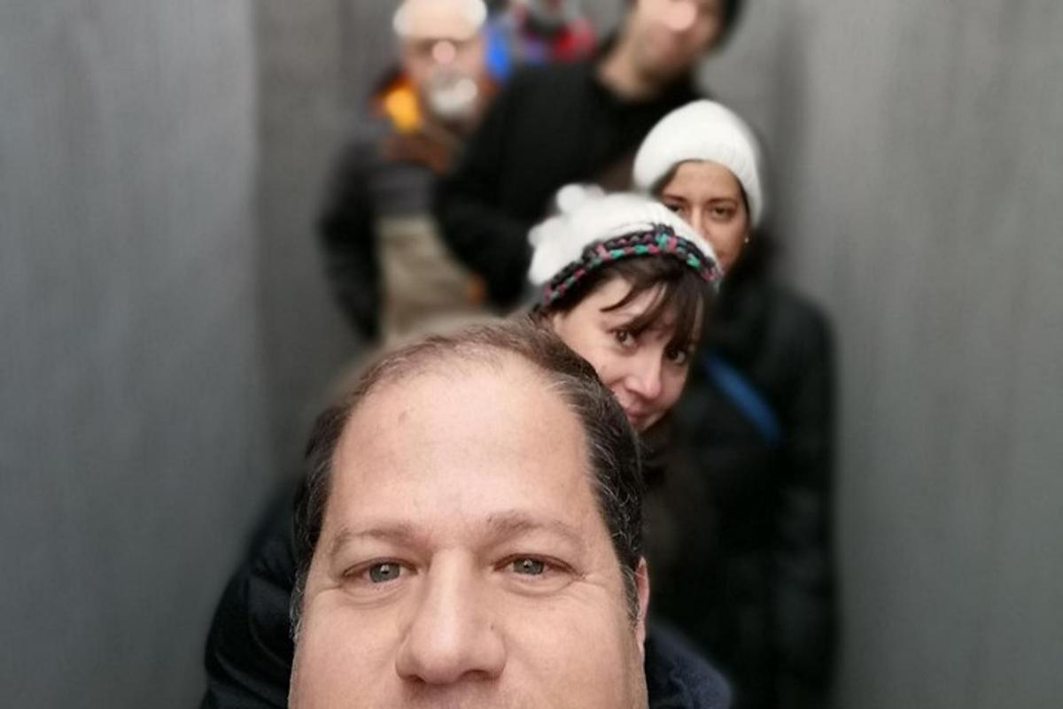 un uomo in piedi di fronte a un gruppo di persone
