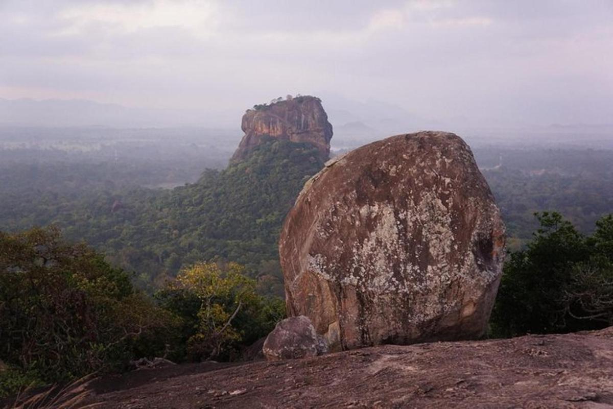 una grande roccia posta in cima a una montagna