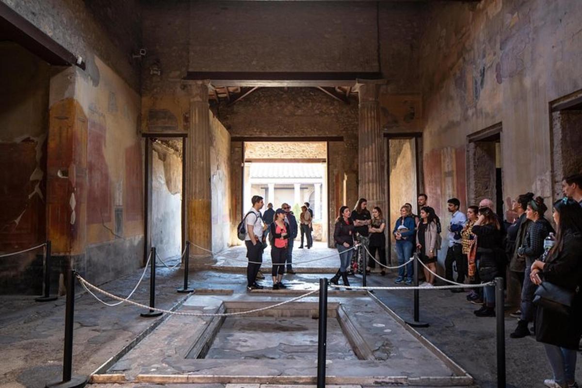 grupp inimesi, kes seisavad hoones ühes toas