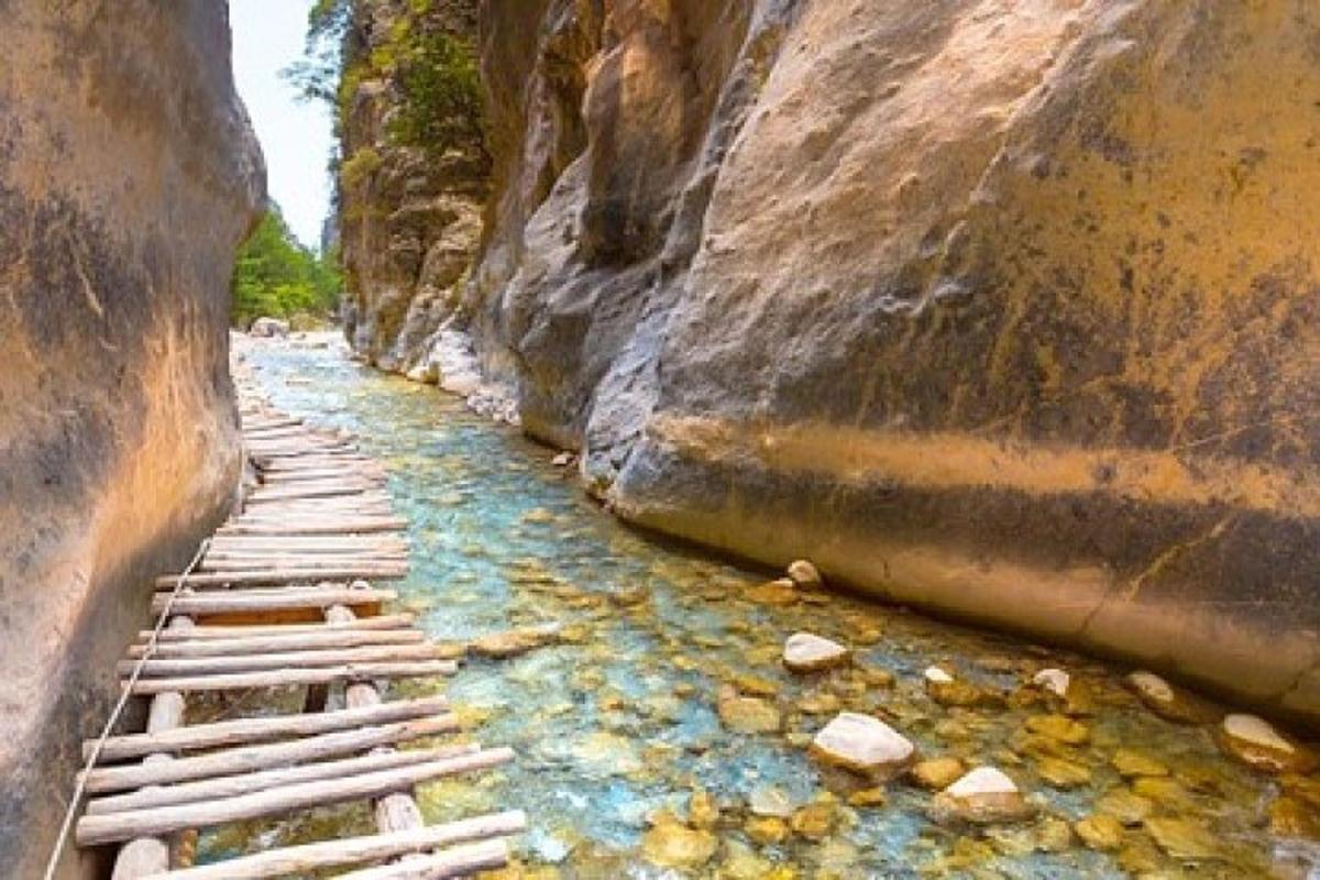 ein Pfad durch einen Fluss zwischen zwei großen Felsen