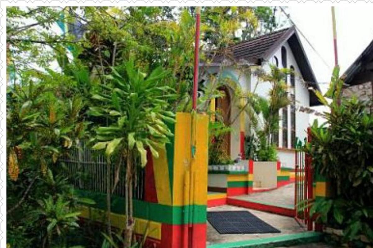 một ngôi nhà có hàng rào màu cầu vồng ở phía trước