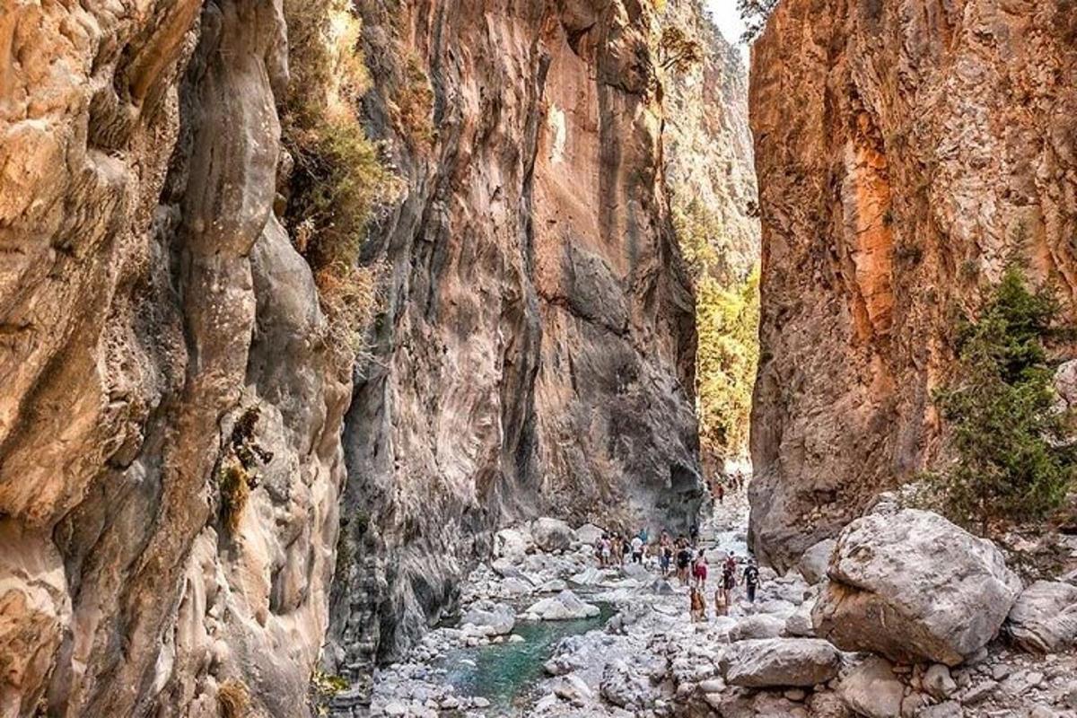 eine Gruppe von Menschen, die durch eine Schlucht wandern