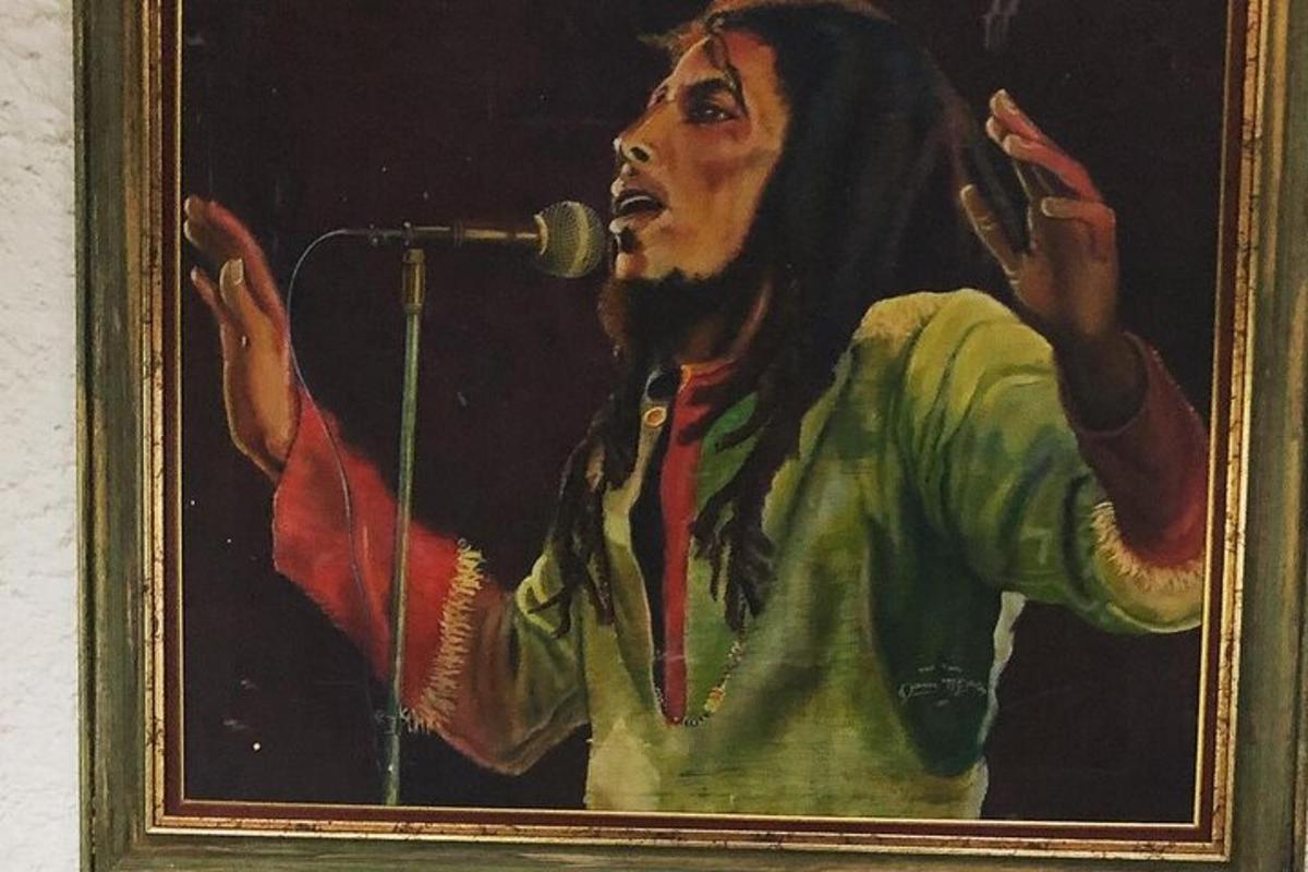 ein Gemälde eines Mannes, der in ein Mikrofon singt