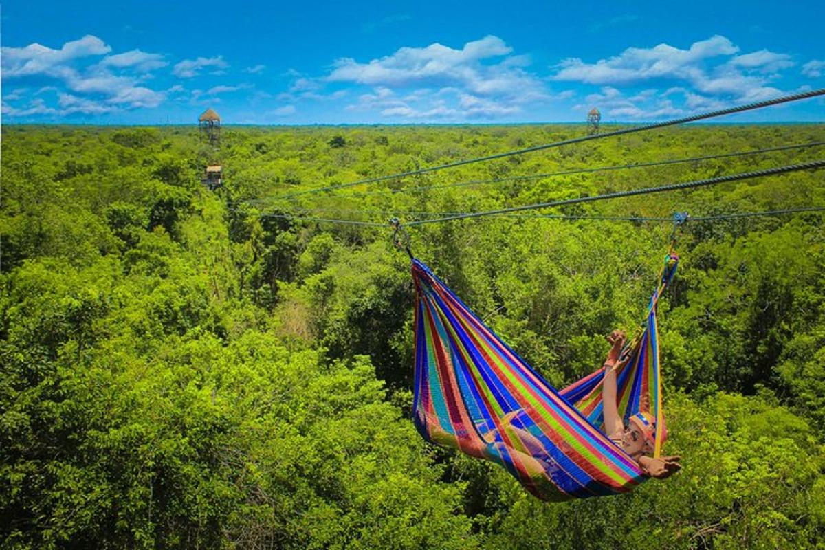 en kvinna ligger i en hängmatta på en zipline