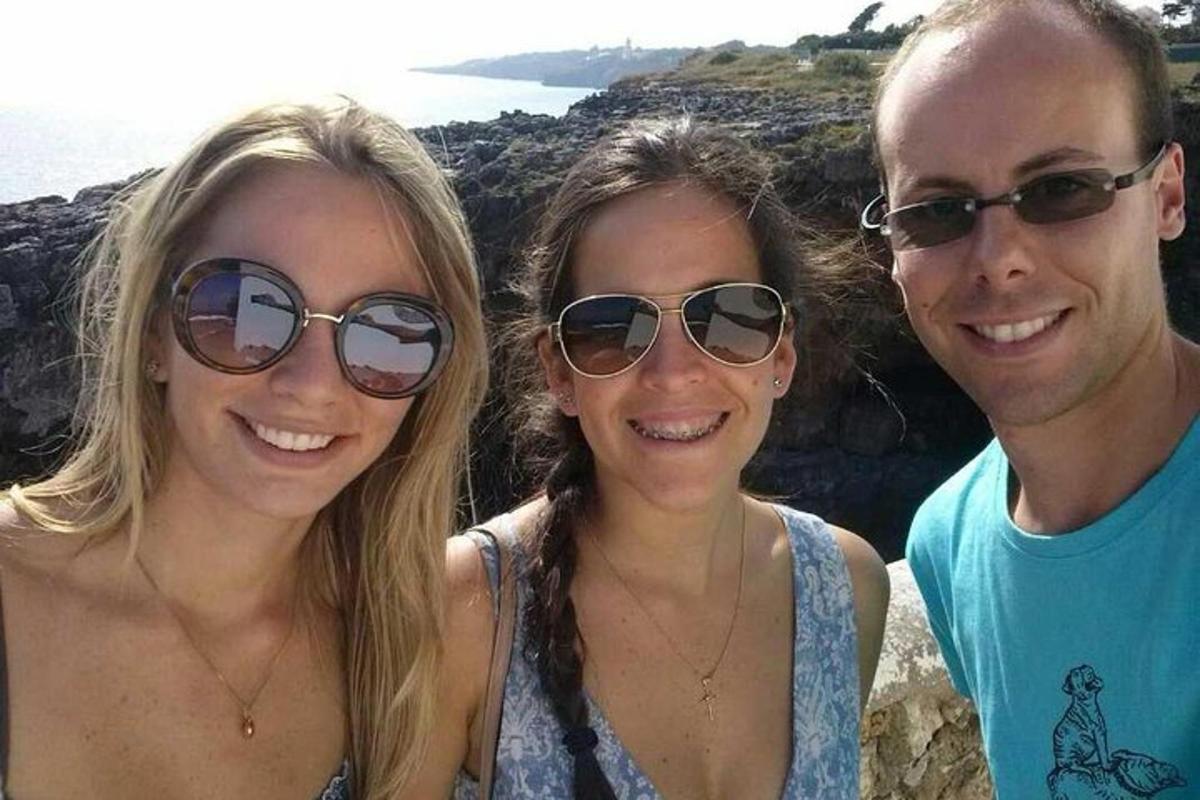 muž a dvě ženy se slunečními brýlemi pózují pro fotografii