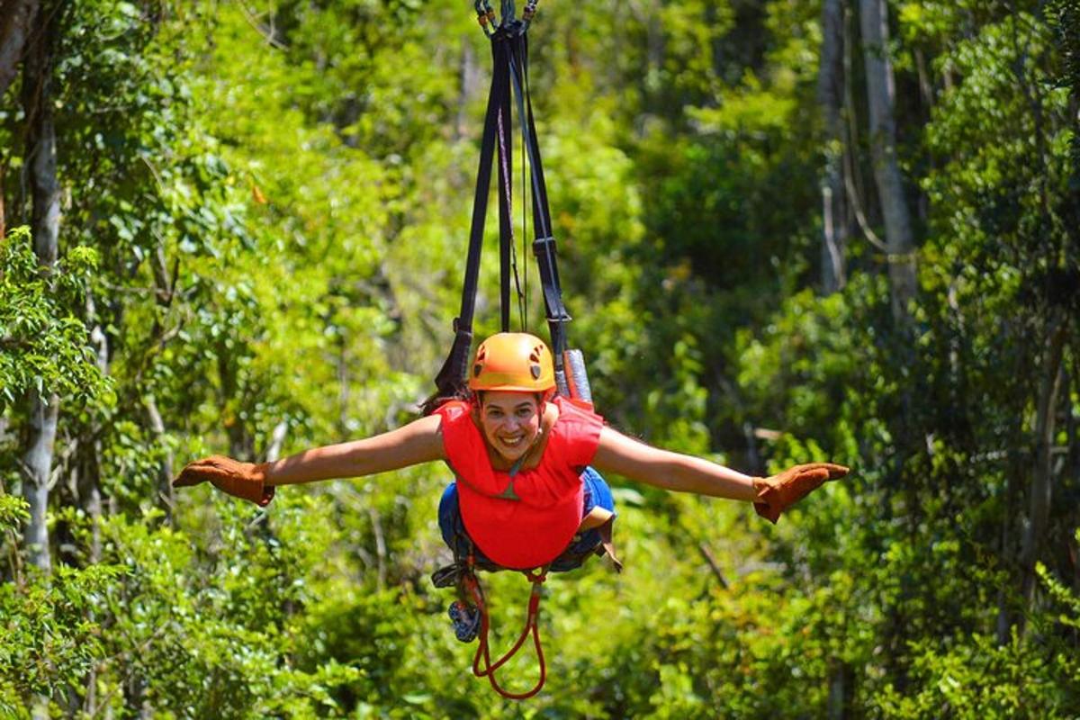 en man hänger från en zipline