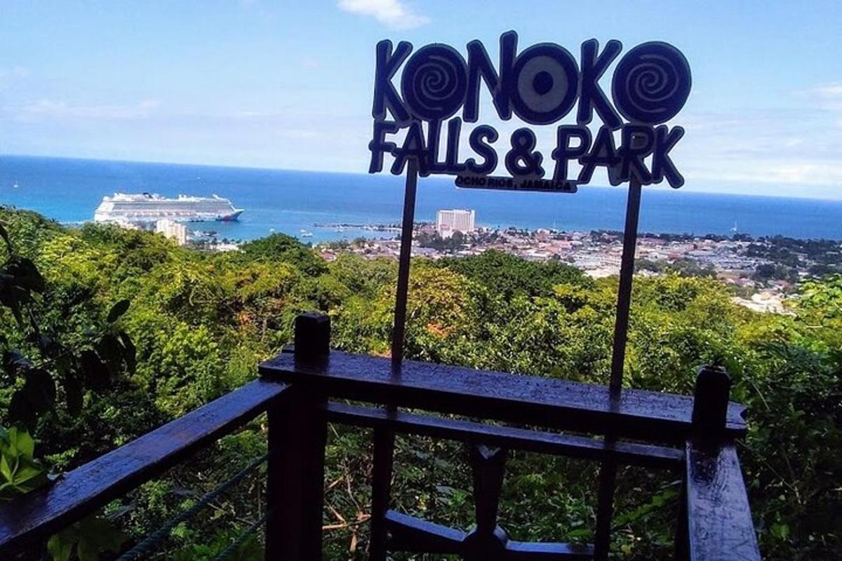 cedule s nápisem Koko Falls a park na kopci